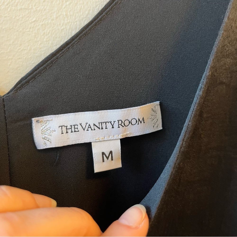 💗MUST GO free ship! Vanity Room Sleeveless Black Shift Dress w/ Sheen - Medium - Picture 2 of 7